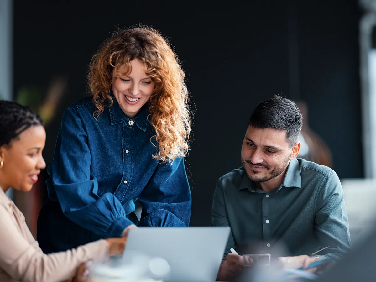 Equipe reunida analisando informações sobre Capital de Giro e crédito BNDES no BTG Pactual Empresas